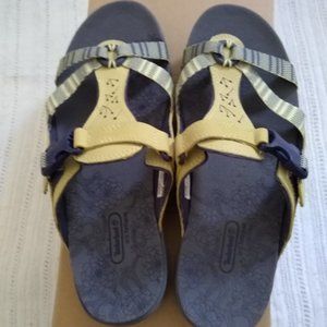 Timberland Women's Pinkham Notch Thong Sandal Yellow 6.5 M